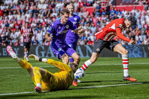 EINDHOVEN - Ricardo Pepi of PSV Eindhoven battles for possession with FC Groningen goalkeeper Etienne Vaessen during the Eredivisie match between PSV Eindhoven and FC Groningen at the Philips Stadium on August 23, 2026, in Eindhoven, the Netherlands. KEVIN SENDERS ANP Eredivisie 2026 27 xVIxANPxSportx xMarcelxterxBalsxIVx 566112130 originalFilename: 566112130.jpg