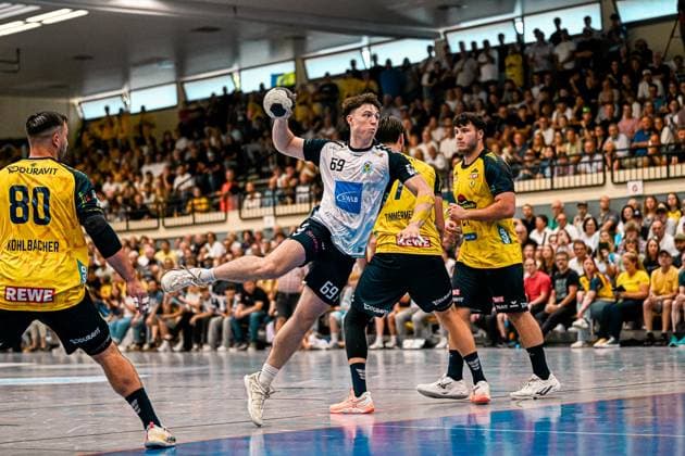 Finn Joneleit ( 69; SV Salamander Kornwestheim) zieht in der vollbesetzten Sporthalle Ost Kornwestheim zum Wurf hoch, während Aron Seesing ( 21; Rhein Neckar Löwen) und Jannik Kohlbacher ( 80; Rhein Neckar Löwen) als Abwehrspieler agieren. Robert Timmermeister ( 7; Rhein Neckar Löwen) steht im Zweikampf direkt vor dem Werfer. Finn Joneleit ( 69; SV Salamander Kornwestheim) beim Wurf gegen Rhein Neckar Löwen *** Finn Joneleit, No. 69 of SV Salamander Kornwestheim, lines up for a shot in the packed Sporthalle Ost in Kornwestheim, while Aron Seesing (21, Rhein Neckar Löwen) and Jannik Kohlbacher (80, Rhein Neckar Löwen) play defense; Robert Timmermeister (7, Rhein Neckar Löwen) is locked in a one-on-one battle directly in front of the shooter, Finn Joneleit (69, SV Salamander Kornwestheim), as he takes a shot against Rhein Neckar Löwen Copyright: xspeedshotx xDorianfrickx