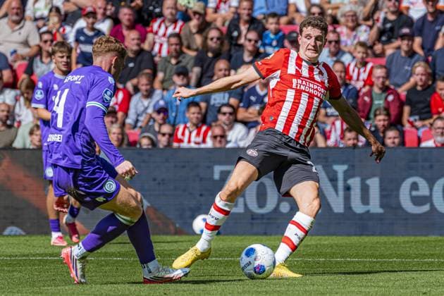 EINDHOVEN - Guus Til of PSV Eindhoven battles for possession with Mark Csinger of FC Groningen during the Eredivisie match between PSV Eindhoven and FC Groningen at the Philips Stadium on August 23, 2026, in Eindhoven, the Netherlands. KEVIN SENDERS ANP Eredivisie 2026 27 xVIxANPxSportx xMarcelxterxBalsxIVx 566112135 originalFilename: 566112135.jpg