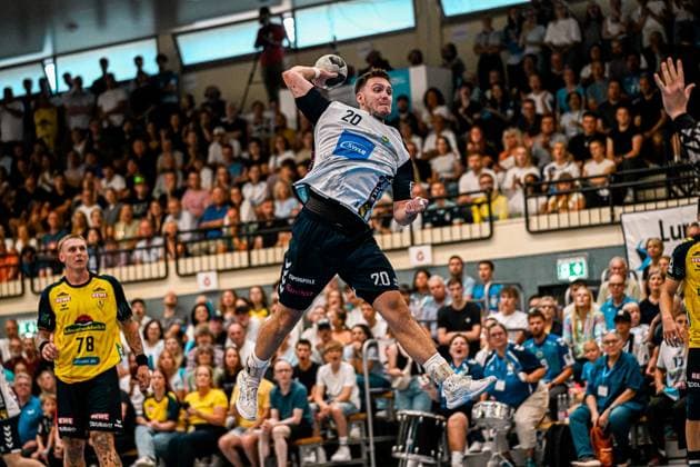 Moritz Lanig ( 20; SV Salamander Kornwestheim) springt hoch und zieht zum Wurf ab, der Ball liegt in seiner erhobenen Hand. Im Hintergrund ist Edwin Aspenbäck ( 78; Rhein Neckar Löwen) zu sehen, während die Sporthalle Ost Kornwestheim mit Zuschauern gefüllt ist. Moritz Lanig ( 20; SV Salamander Kornwestheim) beim Sprungwurf *** Moritz Lanig 20 of SV Salamander Kornwestheim jumps high and releases the shot, the ball is in his raised hand. In the background is Edwin Aspenbäck 78 of the Rhein Neckar Löwen, while the Sporthalle Ost Kornwestheim is filled with spectators. Moritz Lanig 20 of SV Salamander Kornwestheim on a jump shot Copyright: xspeedshotx xDorianfrickx