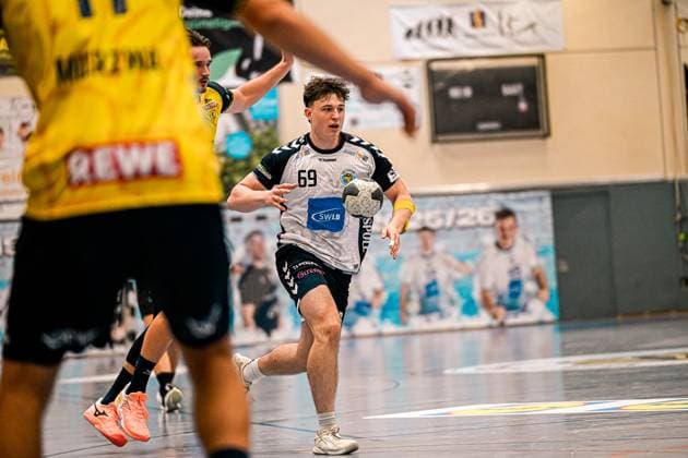 Finn Joneleit ( 69; SV Salamander Kornwestheim) läuft mit dem Ball in der Hand auf den Gegner zu und sucht die Anspielstation. Robert Timmermeister ( 7; Rhein Neckar Löwen) versucht im Hintergrund den Angriff zu stören. Finn Joneleit ( 69; SV Salamander Kornwestheim) im Angriff gegen Rhein Neckar Löwen *** Finn Joneleit (69, SV Salamander Kornwestheim) runs toward the opponent with the ball in his hand, looking for a passing option; Robert Timmermeister (7, Rhein Neckar Löwen) tries to disrupt the attack in the background. Finn Joneleit (69, SV Salamander Kornwestheim) on the attack against Rhein Neckar Löwen. Copyright: xspeedshotx xDorianfrickx