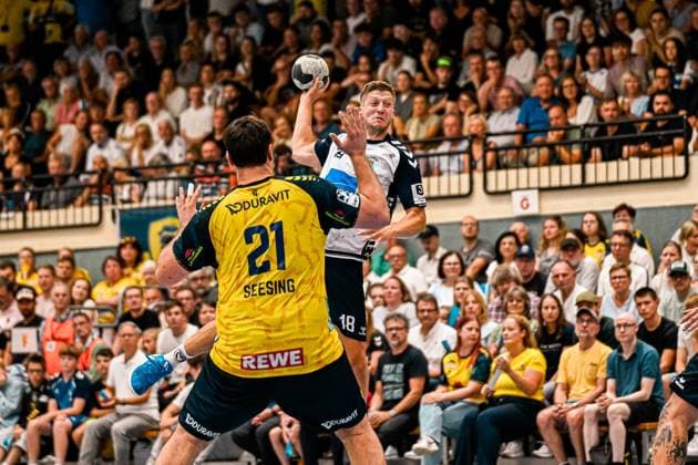 Felix Kazmeier ( 18; SV Salamander Kornwestheim) springt hoch und zieht ab, während Aron Seesing ( 21; Rhein Neckar Löwen) den Arm zur Abwehr hebt. Die Sporthalle Ost Kornwestheim ist mit Zuschauern gut gefüllt. Felix Kazmeier ( 18; SV Salamander Kornwestheim) beim Sprungwurf gegen Aron Seesing ( 21; Rhein Neckar Löwen) *** Felix Kazmeier, No. 18 of SV Salamander Kornwestheim, jumps high and shoots, while Aron Seesing (18, Rhein Neckar Löwen) raises his arm to block. The Sporthalle Ost in Kornwestheim is packed with spectators. Felix Kazmeier (18, SV Salamander Kornwestheim) attempts a jump shot against Aron Seesing (21, Rhein Neckar Löwen). Copyright: xspeedshotx xDorianfrickx