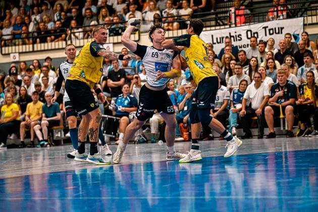 Finn Joneleit ( 69; SV Salamander Kornwestheim) zieht in der Sporthalle Ost Kornwestheim zum Wurf hoch und wird dabei von zwei Spielern der Rhein Neckar Löwen unter Druck gesetzt. Edwin Aspenbäck ( 78; Rhein Neckar Löwen) stört den Abschluss von der rechten Seite, während Jan Döll ( 29; SV Salamander Kornwestheim) im Hintergrund zu sehen ist. Finn Joneleit ( 69; SV Salamander Kornwestheim) im Wurf gegen Rhein Neckar Löwen *** Finn Joneleit 69 of SV Salamander Kornwestheim prepares to shoot in the Sporthalle Ost Kornwestheim while being pressured by two players from the Rhein Neckar Löwen; Edwin Aspenbäck 78 of the Rhein Neckar Löwen disrupts the shot from the right side, while Jan Döll (No. 29, SV Salamander Kornwestheim) can be seen in the background. Finn Joneleit (No. 69, SV Salamander Kornwestheim) takes a shot against the Rhein Neckar Löwen. Copyright: xspeedshotx xDorianfrickx