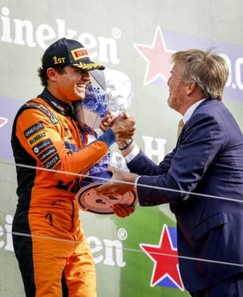 ZANDVOORT - Winner Lando Norris (McLaren) and King Willem-Alexander during the F1 Dutch Grand Prix at the Zandvoort Circuit. SANDER KONING ANP xVIxANPxSportx xxANPxIVx 566112168 originalFilename: 566112168.jpg