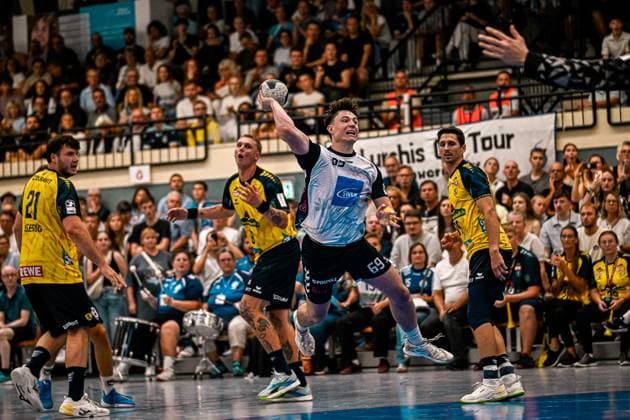 Marius Steinhauser ( 19; Rhein Neckar Löwen) springt mit dem Ball in der Wurfhand ab und zieht ab, während Edwin Aspenbäck ( 78; Rhein Neckar Löwen) im Hintergrund die Szene beobachtet. Mehrere Gegenspieler von SV Salamander Kornwestheim versuchen den Angriff zu stören. Marius Steinhauser ( 19; Rhein Neckar Löwen) beim Sprungwurf in Kornwestheim *** Marius Steinhauser, No. 19 of the Rhein Neckar Löwen, jumps off the ground with the ball in his shooting hand and takes a shot, while Edwin Aspenbäck (78) of the Rhein Neckar Löwen watches the action in the background. Several defenders from SV Salamander Kornwestheim try to disrupt the attack. Marius Steinhauser (19) of the Rhein Neckar Löwen takes a jump shot in Kornwestheim. Copyright: xspeedshotx xDorianfrickx
