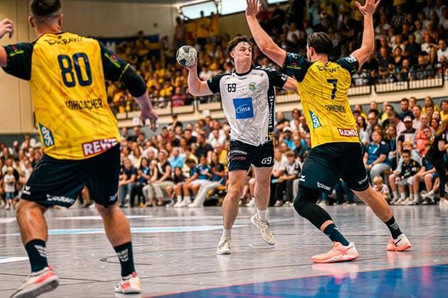 Finn Joneleit ( 69; SV Salamander Kornwestheim) springt mit dem Ball in der Hand und sucht eine Wurfmöglichkeit, während Jannik Kohlbacher ( 80; Rhein Neckar Löwen) und Robert Timmermeister ( 7; Rhein Neckar Löwen) die Abwehr stellen. Die Sporthalle Ost Kornwestheim ist mit Zuschauern gefüllt. Finn Joneleit ( 69; SV Salamander Kornwestheim) im Angriff gegen Rhein Neckar Löwen *** Finn Joneleit (69) of SV Salamander Kornwestheim jumps with the ball in his hand, looking for a scoring opportunity, while Jannik Kohlbacher (80) of the Rhein Neckar Löwen and Robert Timmermeister (7) of the Rhein Neckar Löwen form the defense. The Sporthalle Ost Kornwestheim is packed with spectators. Finn Joneleit (69) of SV Salamander Kornwestheim attacks against the Rhein Neckar Löwen. Copyright: xspeedshotx xDorianfrickx