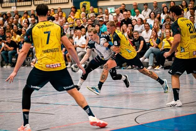 Edwin Aspenbäck ( 78; Rhein Neckar Löwen) drängt einen Spieler von SV Salamander Kornwestheim beim Durchbruch zur Seite, der Ball ist dabei klar im Bild sichtbar. Robert Timmermeister ( 7; Rhein Neckar Löwen) und Aron Seesing ( 21; Rhein Neckar Löwen) sind im Hintergrund zu sehen, während die vollbesetzte Sporthalle Ost Kornwestheim die Szene einrahmt. Edwin Aspenbäck ( 78; Rhein Neckar Löwen) im Zweikampf gegen SV Salamander Kornwestheim *** Edwin Aspenbäck (78), Rhein Neckar Löwen, pushes a player from SV Salamander Kornwestheim to the side as he breaks through; the ball is clearly visible in the frame. Robert Timmermeister (7), Rhein Neckar Löwen, and Aron Seesing (21), Rhein Neckar Löwen, can be seen in the background, while the packed Sporthalle Ost Kornwestheim frames the scene. Edwin Aspenbäck (78, Rhein Neckar Löwen) is in a one-on-one battle against an SV Salamander Kornwestheim player. Copyright: xspeedshotx xDorianfrickx