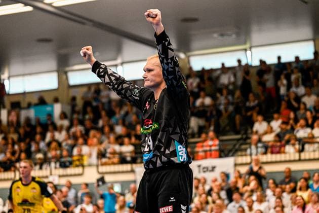 David Spath ( 29; Rhein Neckar Löwen) reißt beide Arme in die Höhe und jubelt ausgelassen vor der vollbesetzten Tribüne der Sporthalle Ost Kornwestheim. Im Hintergrund ist ein Spieler der Rhein Neckar Löwen im gelben Auswärtstrikot zu sehen. David Spath ( 29; Rhein Neckar Löwen) jubelt mit geballten Fäusten *** David Spath, No. 29 of the Rhein Neckar Löwen, raises both arms in the air and celebrates exuberantly in front of the packed stands at the Sporthalle Ost in Kornwestheim. In the background, a Rhein Neckar Löwen player can be seen wearing the yellow away jersey. David Spath, No. 29 of the Rhein Neckar Löwen, celebrates with clenched fists Copyright: xspeedshotx xDorianfrickx
