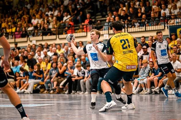Luke Kaysen ( 27; SV Salamander Kornwestheim) zieht zum Wurf auf, während Aron Seesing ( 21; Rhein Neckar Löwen) als Abwehrspieler den Weg versperrt. Im Hintergrund ist ein weiterer Kornwestheim-Spieler ( 18) zu sehen, die Sporthalle Ost ist mit Zuschauern gut gefüllt. Luke Kaysen ( 27; SV Salamander Kornwestheim) im Wurfangriff gegen Aron Seesing ( 21; Rhein Neckar Löwen) *** Luke Kaysen, No. 27 of SV Salamander Kornwestheim, moves in for a shot, while Aron Seesing, No. 21 of Rhein Neckar Löwen, blocks his path as a defender. Another Kornwestheim player, No. 18, can be seen in the background, the Sporthalle Ost is packed with spectators. Luke Kaysen (No. 27) of SV Salamander Kornwestheim is driving toward the basket against Aron Seesing (No. 21) of the Rhein Neckar Löwen. Copyright: xspeedshotx xDorianfrickx