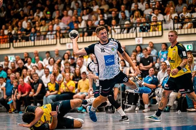 Felix Kazmeier ( 18; SV Salamander Kornwestheim) springt mit dem Ball in der Wurfhand über einen zu Boden gegangenen Abwehrspieler der Rhein Neckar Löwen und zieht ab. Edwin Aspenbäck ( 78; Rhein Neckar Löwen) beobachtet die Szene im Hintergrund, während die Sporthalle Ost Kornwestheim mit Zuschauern gefüllt ist. Felix Kazmeier ( 18; SV Salamander Kornwestheim) beim Sprungwurf gegen Rhein Neckar Löwen *** Felix Kazmeier, No. 18 of SV Salamander Kornwestheim, jumps over a Rhein Neckar Löwen defender who has fallen to the ground while holding the ball in his shooting hand and takes a shot; Edwin Aspenbäck, No. 78 of the Rhein Neckar Löwen, watches the scene in the background, while the Sporthalle Ost in Kornwestheim is filled with spectators. Felix Kazmeier (18, SV Salamander Kornwestheim) takes a jump shot against the Rhein Neckar Löwen. Copyright: xspeedshotx xDorianfrickx
