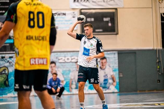 Felix Kazmeier ( 18; SV Salamander Kornwestheim) bereitet sich mit erhobenem Ball zum Wurf vor, im Vordergrund ist Jannik Kohlbacher ( 80; Rhein Neckar Löwen) als Gegenspieler zu sehen. Die Szene findet in der Sporthalle Ost Kornwestheim statt. Felix Kazmeier ( 18; SV Salamander Kornwestheim) beim Wurfansatz *** Felix Kazmeier, 18, of SV Salamander Kornwestheim, prepares to shoot with the ball raised; with Jannik Kohlbacher (No. 80, Rhein Neckar Löwen) visible in the foreground as his opponent. The scene takes place in the Sporthalle Ost in Kornwestheim. Felix Kazmeier (No. 18, SV Salamander Kornwestheim) as he prepares to shoot. Copyright: xspeedshotx xDorianfrickx