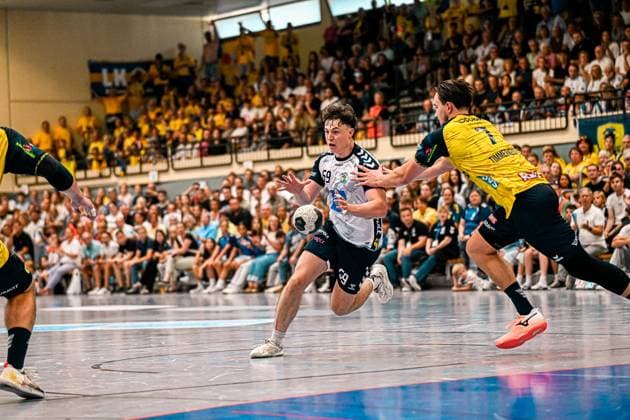 Finn Joneleit ( 69; SV Salamander Kornwestheim) treibt den Ball mit vollem Tempo durch die Abwehr der Rhein Neckar Löwen, während Robert Timmermeister ( 7; Rhein Neckar Löwen) versucht, den Durchbruch zu stoppen. Die Sporthalle Ost Kornwestheim ist vor voll besetzten Rängen Kulisse dieses intensiven Zweikampfs. Finn Joneleit ( 69; SV Salamander Kornwestheim) im Durchbruch gegen Robert Timmermeister ( 7; Rhein Neckar Löwen) *** Finn Joneleit 69 of SV Salamander Kornwestheim drives the ball at full speed through the Rhein Neckar Löwen defense, while Robert Timmermeister 7 of the Rhein Neckar Löwen tries to stop the breakaway. The Sporthalle Ost Kornwestheim, with its stands packed to capacity, serves as the backdrop for this intense duel between Finn Joneleit 69 of SV Salamander Kornwestheim, breaking through against Robert Timmermeister 7 of the Rhein Neckar Löwen. Copyright: xspeedshotx xDorianfrickx