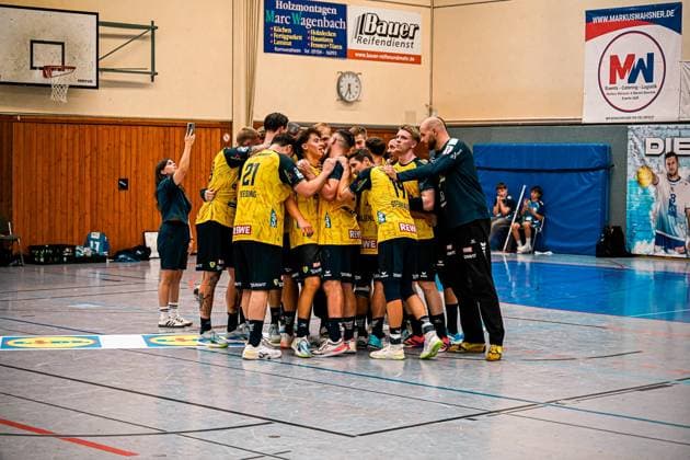 Die Mannschaft der Rhein Neckar Löwen bildet einen Jubel-Kreis auf dem Spielfeld der Sporthalle Ost Kornwestheim. Marius Steinhauser ( 19) und Niclas Mierzwa ( 11) sind dabei ebenso zu sehen wie Aron Seesing ( 21). Rhein Neckar Löwen feiern Sieg in der Sporthalle Ost Kornwestheim *** The Rhein Neckar Löwen team forms a celebratory circle on the court at Sporthalle Ost Kornwestheim. Marius Steinhauser (19) and Niclas Mierzwa (11) are among those seen there, along with Aron Seesing (21). The Rhein Neckar Löwen celebrate their victory at Sporthalle Ost Kornwestheim. Copyright: xspeedshotx xDorianfrickx
