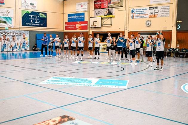 Die Mannschaft des SV Salamander Kornwestheim steht nach dem Abpfiff in der Sporthalle Ost Kornwestheim aufgereiht auf dem Spielfeld und applaudiert den Zuschauern. Moritz Lanig ist unter den Spielern zu sehen, die gemeinsam den Sieg feiern. Moritz Lanig ( 20; SV Salamander Kornwestheim) und Team beim Abschlussjubel *** After the final whistle at the Sporthalle Ost Kornwestheim, the SV Salamander Kornwestheim team lines up on the field and applauds the spectators. Moritz Lanig can be seen among the players celebrating the victory together. Moritz Lanig (20), SV Salamander Kornwestheim, and the team during the victory celebration. Copyright: xspeedshotx xDorianfrickx