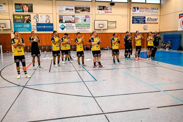 Die Mannschaft der Rhein Neckar Löwen applaudiert nach dem Spiel in der Sporthalle Ost Kornwestheim den Zuschauern. Marius Steinhauser ( 19) und Niclas Mierzwa ( 11) sind dabei gut zu erkennen. Rhein Neckar Löwen feiern mit Marius Steinhauser und Niclas Mierzwa den Sieg in Kornwestheim *** The Rhein Neckar Löwen team applauds the fans after the game at the Sporthalle Ost in Kornwestheim. Marius Steinhauser (19) and Niclas Mierzwa (11) are clearly visible in the photo. The Rhein Neckar Löwen celebrate their victory in Kornwestheim with Marius Steinhauser and Niclas Mierzwa. Copyright: xspeedshotx xDorianfrickx