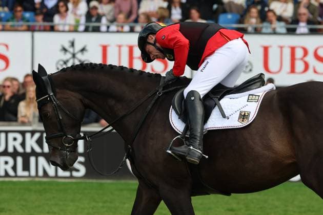 Marcus Ehning (GER, Deutschland) mit Pferd Coolio 42schaut nach dem verlorenen Eisen, Springen, FEI Jumping World Championship, WM, Weltmeisterschaft , FEI Jumping World Championship, Competition Individual Final, Longines-Prize, Longines-Preis, Finale Einzelwertung, Jumping , AACHEN - FEI World Championships 2026, Weltfest des Pferdesports, Reitsport Weltmeisterschaft 2026, Aachen 2026, Welcome Home 2026, Aachener Soers, 11. bis 23. August 2026, Reitsport, 23.08.2026, Aachen Aachener Soers Deutschland *** Marcus Ehning (GER), Germany, on his horse Coolio 42, looks for the lost stirrup, Show Jumping, FEI Jumping World Championship, FEI Jumping World Championship, Individual Final, Longines Prize, Jumping, AACHEN FEI World Championships 2026, World Festival of Equestrian Sports, 2026 Equestrian World Championships, Aachen 2026, Welcome Home 2026, Aachen Soers, August 11–23, 2026, Equestrian Sports, August 23, 2026, Aachen Soers, Germany
