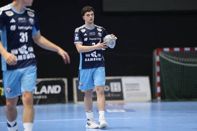 Ein Spieler des HSV Hamburg hält den Ball und bereitet einen Angriff vor, im Hintergrund ist das Tor der Volkswagen Halle sichtbar. Links im Bild ist Levin Unbehaun ( 31; HSV Hamburg) angeschnitten zu sehen. HSV Hamburg Spieler mit Ball vor dem Tor in Braunschweig *** An HSV Hamburg player is holding the ball and setting up an attack; the goal at the Volkswagen Halle is visible in the background. On the left side of the picture, Levin Unbehaun (No. 31, HSV Hamburg) can be seen in the frame. An HSV Hamburg player with the ball in front of the goal in Braunschweig Copyright: xspeedshotx
