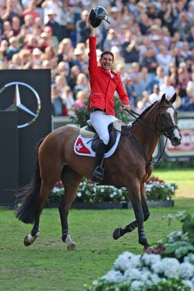Weltmeister Steve Guerdat (SUI, Schweiz) mit Pferd Dynamix de Belheme , Emotion, Jubel, 1. Platz , Springen, FEI Jumping World Championship, WM, Weltmeisterschaft , FEI Jumping World Championship, Competition Individual Final, Longines-Prize, Longines-Preis, Finale Einzelwertung, Jumping , AACHEN - FEI World Championships 2026, Weltfest des Pferdesports, Reitsport Weltmeisterschaft 2026, Aachen 2026, Welcome Home 2026, Aachener Soers, 11. bis 23. August 2026, Reitsport, 23.08.2026, Aachen Aachener Soers Deutschland *** World Champion Steve Guerdat (SUI), Switzerland, riding Dynamix de Belheme; emotion, jubilation, 1st place, Jumping, FEI Jumping World Championship, FEI Jumping World Championship, Individual Final, Longines Prize, Longines Award, Individual Final, Jumping, AACHEN FEI World Championships 2026, World Festival of Equestrian Sports, 2026 Equestrian World Championships, Aachen 2026, Welcome Home 2026, Aachen Soers, August 11–23, 2026, Equestrian Sports, August 23, 2026, Aachen Soers, Germany