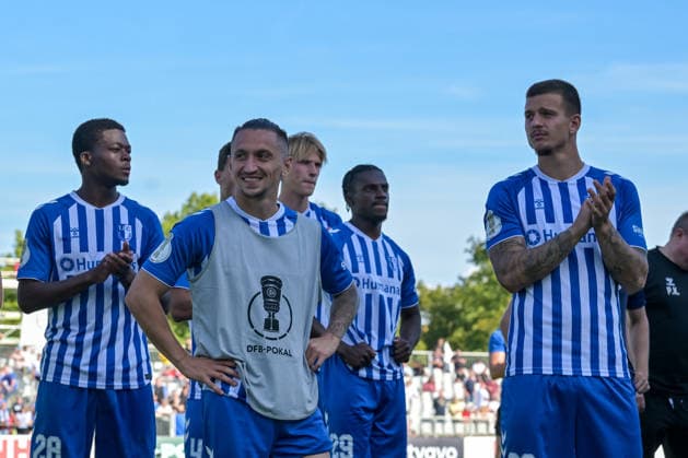 Pierre Nadjombe (1. FC Magdeburg, 28), Baris Atik (1. FC Magdeburg, 23), Richmond Tachie (1. FC Magdeburg, 29), Mateusz Zukowski (1. FC Magdeburg, 22) bei den Fans mit guter Laune. GER, Bahlinger SC vs 1. FC Magdeburg, Fussball, DFB-Pokal, 1. Hauptrunde, Saison 2026 2027, 23.08.2026 DFB REGULATIONS PROHIBIT ANY USE OF PHOTOGRAPHS AS IMAGE SEQUENCES AND OR QUASI-VIDEO GER, Bahlinger SC vs 1. FC Magdeburg, Fussball, DFB-Pokal, 1. Hauptrunde, Saison 2026 2027, 23.08.2026 Bahlingen *** Pierre Nadjombe, 1 FC Magdeburg, 28; Baris Atik, 1 FC Magdeburg, 23; Richmond Tachie, 1 FC Magdeburg, 29, Mateusz Zukowski 1 FC Magdeburg, 22, in high spirits among the fans GER, Bahlinger SC vs. 1 FC Magdeburg, Soccer, DFB Cup, 1st Round, 2026–2027 Season, August 23, 2026 DFB regulations prohibit any use of photographs as image sequences and or quasi-video GER, Bahlinger SC vs. 1 FC Magdeburg, Soccer, DFB Cup, 1st Main Round, 2026–2027 Season, August 23, 2026, Bahlingen Copyright: xEibner-Pressefotox EP_THS