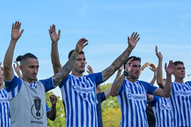 Baris Atik (1. FC Magdeburg, 23), Mateusz Zukowski (1. FC Magdeburg, 22), Roko Simic (1. FC Magdeburg, 09), Magnus Baars (1. FC Magdeburg, 35), Tobias Mueller (1. FC Magdeburg, 05), Kevin Manthey (1. FC Magdeburg, 20) feiern mit den Fans den Sieg. GER, Bahlinger SC vs 1. FC Magdeburg, Fussball, DFB-Pokal, 1. Hauptrunde, Saison 2026 2027, 23.08.2026 DFB REGULATIONS PROHIBIT ANY USE OF PHOTOGRAPHS AS IMAGE SEQUENCES AND OR QUASI-VIDEO GER, Bahlinger SC vs 1. FC Magdeburg, Fussball, DFB-Pokal, 1. Hauptrunde, Saison 2026 2027, 23.08.2026 Bahlingen *** Baris Atik 1 FC Magdeburg, 23, Mateusz Zukowski 1 FC Magdeburg, 22, Roko Simic 1 FC Magdeburg, 09, Magnus Baars 1 FC Magdeburg, 35, Tobias Mueller 1 FC Magdeburg, 05, Kevin Manthey 1 FC Magdeburg, 20 celebrate the victory with the fans GER, Bahlinger SC vs. 1 FC Magdeburg, Soccer, DFB Cup, 1st Round, 2026–2027 Season, August 23, 2026 DFB regulations prohibit any use of photographs as image sequences and or quasi-video GER, Bahlinger SC vs. 1 FC Magdeburg, soccer, DFB Cup, 1st Main Round, 2026–2027 Season, August 23, 2026, Bahlingen Copyright: xEibner-Pressefotox EP_THS