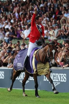 Ehrenrunde mit Medaille in der Hand, Weltmeister Steve Guerdat (SUI, Schweiz) mit Pferd Dynamix de Belheme , Emotion, Jubel, 1. Platz , Springen, FEI Jumping World Championship, WM, Weltmeisterschaft , FEI Jumping World Championship, Competition Individual Final, Longines-Prize, Longines-Preis, Finale Einzelwertung, Jumping , AACHEN - FEI World Championships 2026, Weltfest des Pferdesports, Reitsport Weltmeisterschaft 2026, Aachen 2026, Welcome Home 2026, Aachener Soers, 11. bis 23. August 2026, Reitsport, 23.08.2026, Aachen Aachener Soers Deutschland *** Lap of honor with a medal in hand: World Champion Steve Guerdat (SUI, Switzerland) with his horse Dynamix de Belheme; emotion, jubilation, 1st place, show jumping, FEI Jumping World Championship, FEI Jumping World Championship, Individual Final, Longines Prize, Longines Award, Individual Final, show jumping, AACHEN FEI World Championships 2026, World Festival of Equestrian Sports, 2026 World Equestrian Games, Aachen 2026, Welcome Home 2026, Aachen Soers, August 11–23, 2026, Equestrian Sports, August 23, 2026, Aachen Soers, Germany