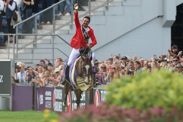 Ehrenrunde mit Medaille in der Hand, Weltmeister Steve Guerdat (SUI, Schweiz) mit Pferd Dynamix de Belheme , Emotion, Jubel, 1. Platz , Springen, FEI Jumping World Championship, WM, Weltmeisterschaft , FEI Jumping World Championship, Competition Individual Final, Longines-Prize, Longines-Preis, Finale Einzelwertung, Jumping , AACHEN - FEI World Championships 2026, Weltfest des Pferdesports, Reitsport Weltmeisterschaft 2026, Aachen 2026, Welcome Home 2026, Aachener Soers, 11. bis 23. August 2026, Reitsport, 23.08.2026, Aachen Aachener Soers Deutschland *** Lap of honor with a medal in hand: World Champion Steve Guerdat (SUI, Switzerland) with his horse Dynamix de Belheme; emotion, jubilation, 1st place, show jumping, FEI Jumping World Championship, FEI Jumping World Championship, Individual Final, Longines Prize, Longines Award, Individual Final, show jumping, AACHEN FEI World Championships 2026, World Festival of Equestrian Sports, 2026 World Equestrian Games, Aachen 2026, Welcome Home 2026, Aachen Soers, August 11–23, 2026, Equestrian Sports, August 23, 2026, Aachen Soers, Germany