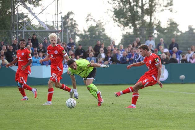 23.08.2026, xtgx, Fussball DFB-Pokal 1. Runde, VfB Krieschow - 1. FSV Mainz 05, v.l. William Boving (Mainz, 14) schiesst Tor, schießt, Torschuetze, erzielt Tor, Treffer, scores the goal (DFL DFB REGULATIONS PROHIBIT ANY USE OF PHOTOGRAPHS as IMAGE SEQUENCES and or QUASI-VIDEO) Krieschow *** August 23, 2026, xtgx, Soccer DFB Cup 1st Round, VfB Krieschow 1 FSV Mainz 05, from left: William Boving (Mainz), 14 scores a goal, shoots, goal scorer, scores a goal, goal, scores the goal DFL DFB REGULATIONS PROHIBIT ANY USE OF PHOTOGRAPHS as IMAGE SEQUENCES and or QUASI-VIDEO Krieschow