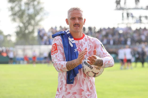 23.08.2026, xtgx, Fussball DFB-Pokal 1. Runde, VfB Krieschow - 1. FSV Mainz 05, v.l. Phillip TIetz (Mainz, 9) Jubel ueber den Sieg, Jubel nach Spielende (DFL DFB REGULATIONS PROHIBIT ANY USE OF PHOTOGRAPHS as IMAGE SEQUENCES and or QUASI-VIDEO) Krieschow *** August 23, 2026, xtgx, Soccer DFB Cup 1st Round, VfB Krieschow 1 FSV Mainz 05, from left: Phillip Tietz (Mainz), 9 Celebrating the victory, Celebrations after the final whistle. DFL and DFB regulations prohibit any use of photographs as image sequences and or quasi-video. Krieschow