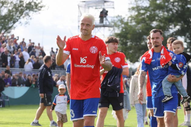 23.08.2026, xtgx, Fussball DFB-Pokal 1. Runde, VfB Krieschow - 1. FSV Mainz 05, v.l. Krieschow um Martin Zurawsky (Krieschow, 13) (im Trikot von Phillip TIetz Bedankt sich bei den Fans (DFL DFB REGULATIONS PROHIBIT ANY USE OF PHOTOGRAPHS as IMAGE SEQUENCES and or QUASI-VIDEO) Krieschow *** August 23, 2026, xtgx, Soccer DFB Cup 1st Round, VfB Krieschow 1 FSV Mainz 05, from left: Krieschow s Martin Zurawsky, Krieschow, No. 13, wearing Phillip Tietz’s jersey, thanks the fans. DFL and DFB regulations prohibit any use of photographs as image sequences and or quasi-video. Krieschow