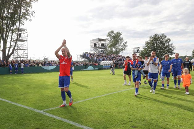 23.08.2026, xtgx, Fussball DFB-Pokal 1. Runde, VfB Krieschow - 1. FSV Mainz 05, v.l. Krieschow um Martin Zurawsky (Krieschow, 13) (im Trikot von Phillip TIetz Bedankt sich bei den Fans (DFL DFB REGULATIONS PROHIBIT ANY USE OF PHOTOGRAPHS as IMAGE SEQUENCES and or QUASI-VIDEO) Krieschow *** August 23, 2026, xtgx, Soccer DFB Cup 1st Round, VfB Krieschow 1 FSV Mainz 05, from left: Krieschow s Martin Zurawsky, Krieschow, No. 13, wearing Phillip Tietz’s jersey, thanks the fans. DFL and DFB regulations prohibit any use of photographs as image sequences and or quasi-video. Krieschow