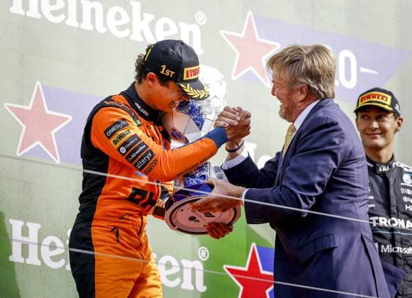 ZANDVOORT - Winner Lando Norris (McLaren) and King Willem-Alexander during the F1 Dutch Grand Prix at the Zandvoort Circuit. SANDER KONING ANP xVIxANPxSportx xxANPxIVx 566112176 originalFilename: 566112176.jpg