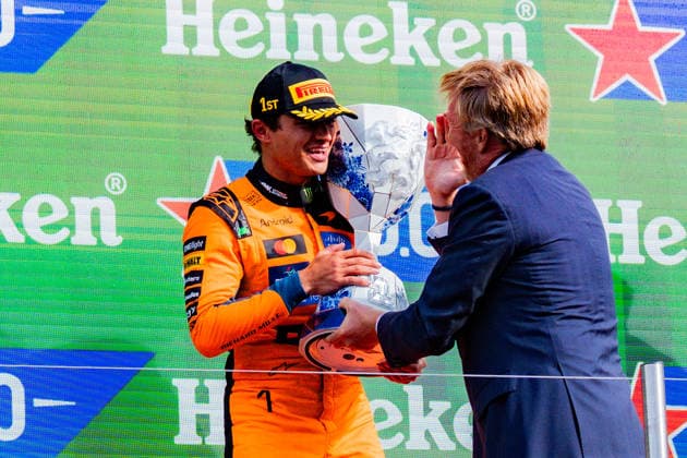 FIA Formula 1 World Championship, WM, Weltmeisterschaft Dutch Grand Prix 2026 Zandvoort, 20.08.2026, Das Rennen, Grosser Preis Sieger des Grand Prix in Zandvoort: Lando Norris, Zweiter Kimi Antonelli und Dritter George Russell, Siegerehrung mit König Willem-Alexander *** FIA Formula 1 World Championship, 2026 Dutch Grand Prix at Zandvoort, August 20, 2026, The Race, Grand Prix Winner at Zandvoort: Lando Norris; Second Place: Kimi Antonelli; Third Place: George Russell; Award Ceremony with King Willem Alexander Copyright: xBahhoxKarax