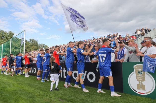 23.08.2026, xtgx, Fussball DFB-Pokal 1. Runde, VfB Krieschow - 1. FSV Mainz 05, v.l. Krieschow Bedankt sich bei den Fans (DFL DFB REGULATIONS PROHIBIT ANY USE OF PHOTOGRAPHS as IMAGE SEQUENCES and or QUASI-VIDEO) Krieschow *** August 23, 2026, xtgx, Soccer DFB Cup First Round, VfB Krieschow 1 FSV Mainz 05, from left: Krieschow thanks the fans. DFL and DFB regulations prohibit any use of photographs as image sequences and or quasi-video. Krieschow