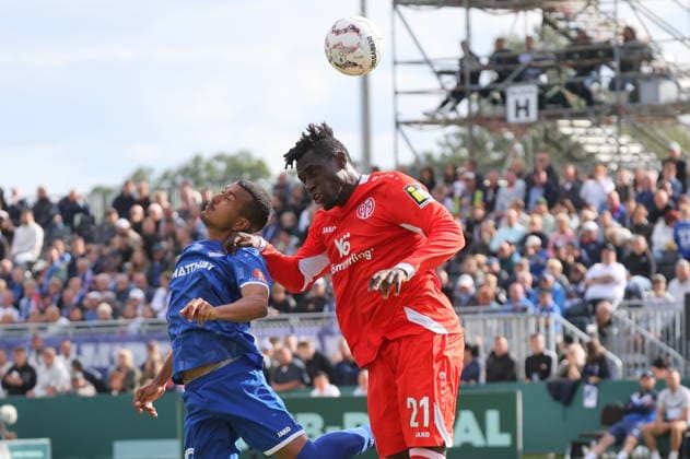 10 Pereira Rodrigues, Miguel (Krieschow, l.) im Kopfballduell mit 21 Danny Viera Da Costa (Mainz) Fußball DFB-Pokal 2026 2027 1. Hauptrunde VfB Krieschow 1921 - 1. FSV Mainz 05 *** 10 Pereira Rodrigues, Miguel Krieschow, in a header duel with 21 Danny Viera Da Costa, Mainz Soccer, DFB Cup 2026–2027, 1st Round, VfB Krieschow 1921 1, FSV Mainz 05