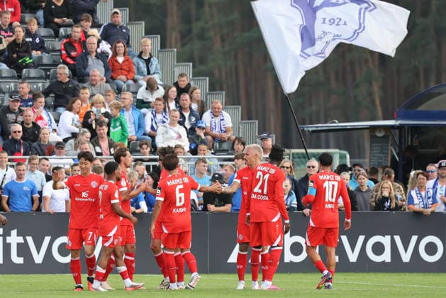 Mainzer Torjubel Fußball DFB-Pokal 2026 2027 1. Hauptrunde VfB Krieschow 1921 - 1. FSV Mainz 05 *** Goal Celebration in Mainz: Soccer, DFB Cup 2026–2027, First Round: VfB Krieschow 1921 1, FSV Mainz 05 1