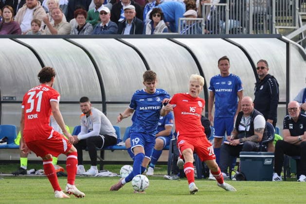 19 Michalski, Tobi (Krieschow, l.) im Duell mit 20 Otto Kalervo Ruoppi (Mainz) Fußball DFB-Pokal 2026 2027 1. Hauptrunde VfB Krieschow 1921 - 1. FSV Mainz 05 *** 19 Michalski, Tobi Krieschow, l in a duel with 20 Otto Kalervo Ruoppi Mainz Soccer DFB Cup 2026 2027 1 First Round VfB Krieschow 1921 1 FSV Mainz 05