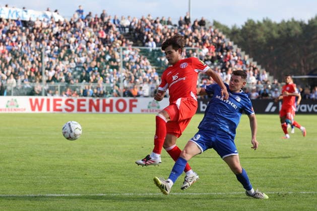6 Kaishu Sano (Mainz, l.) klärt vor 33 Pahlow, Paul (Krieschow) Fußball DFB-Pokal 2026 2027 1. Hauptrunde VfB Krieschow 1921 - 1. FSV Mainz 05 *** 6 Kaishu Sano Mainz, l clears the ball in front of 33 Pahlow, Paul Krieschow Soccer DFB Cup 2026 2027 1 Main Round VfB Krieschow 1921 1 FSV Mainz 05