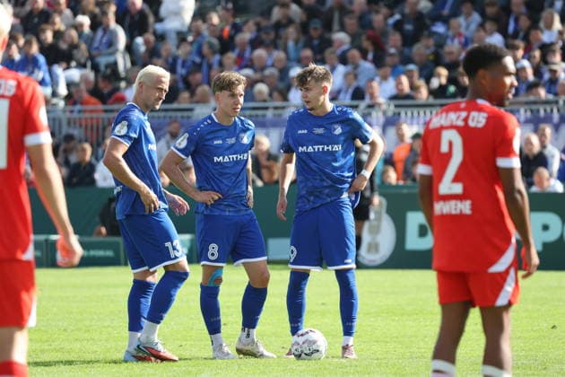 13 Zurawski, Martin (C) (Krieschow, l.), 8 Raak, Colin (Krieschow) und 19 Michalski, Tobi (Krieschow) beraten sich vor einem Freistoß Fußball DFB-Pokal 2026 2027 1. Hauptrunde VfB Krieschow 1921 - 1. FSV Mainz 05 *** 13 Zurawski, Martin C Krieschow, l, 8 Raak, Colin Krieschow and 19 Michalski, Tobi Krieschow consult before a free kick; Soccer; DFB Cup 2026–2027; 1st Round; VfB Krieschow 1921 vs. 1 FSV Mainz 05