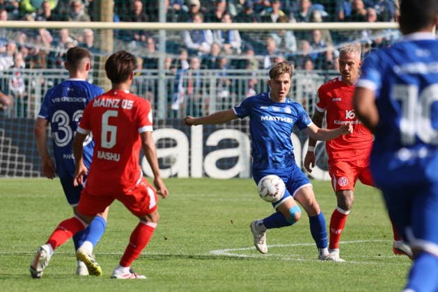 8 Raak, Colin (Krieschow) im Duell mit 9 Philip Tietz (Mainz, r.) Fußball DFB-Pokal 2026 2027 1. Hauptrunde VfB Krieschow 1921 - 1. FSV Mainz 05 *** 8 Raak, Colin Krieschow goes head-to-head with 9 Philip Tietz Mainz, men s soccer, DFB Cup 2026–2027, 1st round: VfB Krieschow 1921 vs. FSV Mainz 05