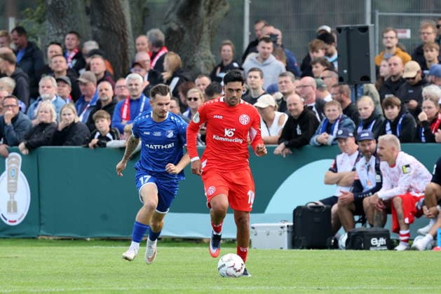17 Seibt, Manuel (Krieschow, l.) im Duell mit 10 Nadiem Amiri (Mainz) Fußball DFB-Pokal 2026 2027 1. Hauptrunde VfB Krieschow 1921 - 1. FSV Mainz 05 *** 17 Seibt, Manuel Krieschow, left, in a duel with 10 Nadiem Amiri, Mainz Soccer, DFB Cup 2026–2027, 1st Round, VfB Krieschow 1921 1, FSV Mainz 05