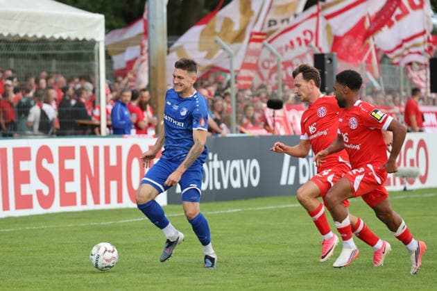 7 Gerstmann, Tobias (Krieschow, l.) verfolgt von 14 William Boving (Mainz) und 2 Philipp Mwene (Mainz) Fußball DFB-Pokal 2026 2027 1. Hauptrunde VfB Krieschow 1921 - 1. FSV Mainz 05 *** 7 Gerstmann, Tobias Krieschow, l, followed by 14 William Boving (Mainz) and 2 Philipp Mwene (Mainz) Soccer DFB Cup 2026–2027 1st Round VfB Krieschow 1921 1 FSV Mainz 05