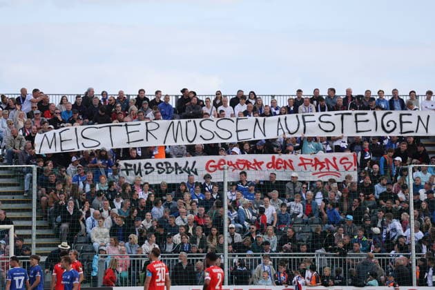 Spruchband der Krieschower FANS Fußball DFB-Pokal 2026 2027 1. Hauptrunde VfB Krieschow 1921 - 1. FSV Mainz 05 *** Banner from the Krieschow FANS: 2026–2027 DFB Cup, First Round: VfB Krieschow 1921 vs. FSV Mainz 05