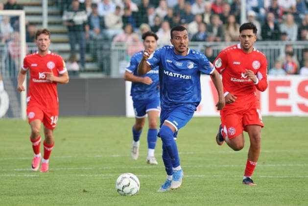 10 Pereira Rodrigues, Miguel (Krieschow; am Ball) verfolgt von 10 Nadiem Amiri (Mainz) Fußball DFB-Pokal 2026 2027 1. Hauptrunde VfB Krieschow 1921 - 1. FSV Mainz 05 *** 10 Pereira Rodrigues, Miguel Krieschow with the ball, pursued by 10 Nadiem Amiri; Mainz Soccer; DFB Cup 2026–2027; 1st Round; VfB Krieschow 1921; 1 FSV Mainz 05