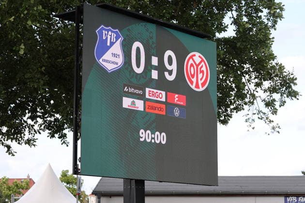 Mit 9-0 gewinnt der Bundesligist 1. FSV Mainz 05 beim Oberligisten VfB Krieschow. Fußball DFB-Pokal 2026 2027 1. Hauptrunde VfB Krieschow 1921 - 1. FSV Mainz 05 *** Bundesliga club 1 FSV Mainz 05 defeated Oberliga club VfB Krieschow 9–0 in the 2026–2027 DFB Cup, First Round: VfB Krieschow 1921 vs. 1 FSV Mainz 05