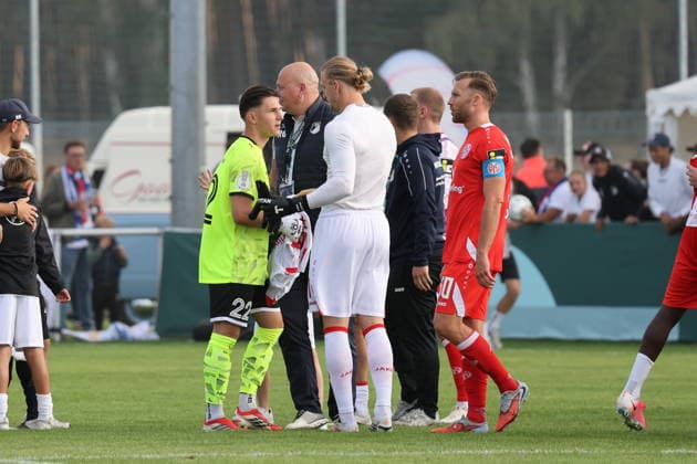 Trikottausch zwischen den Torwächtern 22 Fietz, Justin (Krieschow, l.) und 27 Robin Zentner (Mainz) Fußball DFB-Pokal 2026 2027 1. Hauptrunde VfB Krieschow 1921 - 1. FSV Mainz 05 *** Jersey swap between goalkeepers No. 22 Fietz, Justin Krieschow (left), and No. 27 Robin Zentner; Mainz Soccer; DFB Cup 2026–2027; First Round; VfB Krieschow 1921; FSV Mainz 05