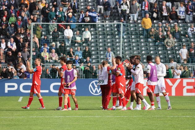 Die Mainzer Spieler bedanken sich bei ihren Fans. Fußball DFB-Pokal 2026 2027 1. Hauptrunde VfB Krieschow 1921 - 1. FSV Mainz 05 *** The Mainz players thank their fans. Soccer: DFB Cup 2026–2027, First Round: VfB Krieschow 1921 1, FSV Mainz 05