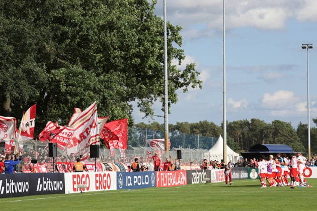 Die Mainzer Spieler bedanken sich bei ihren Fans. Fußball DFB-Pokal 2026 2027 1. Hauptrunde VfB Krieschow 1921 - 1. FSV Mainz 05 *** The Mainz players thank their fans. Soccer: DFB Cup 2026–2027, First Round: VfB Krieschow 1921 1, FSV Mainz 05