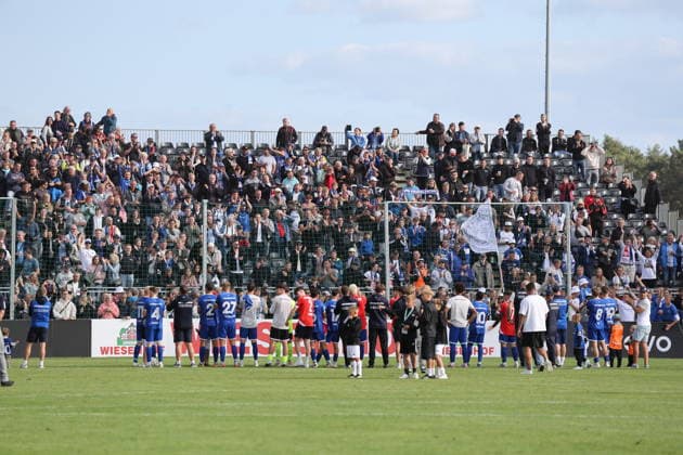 Die Krieschower Spieler bvedanken sich bei ihren Fans. Fußball DFB-Pokal 2026 2027 1. Hauptrunde VfB Krieschow 1921 - 1. FSV Mainz 05 *** The Krieschow players thank their fans. Soccer DFB Cup 2026–2027, First Round: VfB Krieschow 1921 vs. FSV Mainz 05