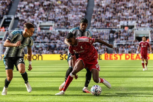 Premier League: Newcastle Untied v Liverpool Alexander Isak of Liverpool holds off Anthony Elanga of Newcastle United during the Premier League match Newcastle Untied vs Liverpool at St. James s Park, Newcastle, United Kingdom on 23 August 2026 (Photo by Alfie Cosgrove News Images) Newcastle St. James s Park Tyne and Wear United Kingdom Copyright: xAlfiexCosgrove NewsxImagesx
