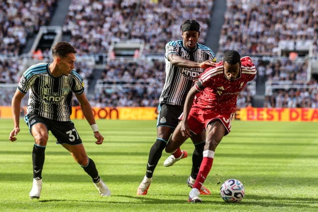Premier League: Newcastle Untied v Liverpool Alexander Isak of Liverpool holds off Anthony Elanga of Newcastle United during the Premier League match Newcastle Untied vs Liverpool at St. James s Park, Newcastle, United Kingdom on 23 August 2026 (Photo by Alfie Cosgrove News Images) Newcastle St. James s Park Tyne and Wear United Kingdom Copyright: xAlfiexCosgrove NewsxImagesx